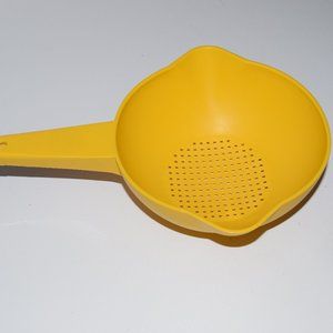 vtg Tupperware 7" Mustard 1 Quart Strainer Colander With Handle #1200-9 Retro